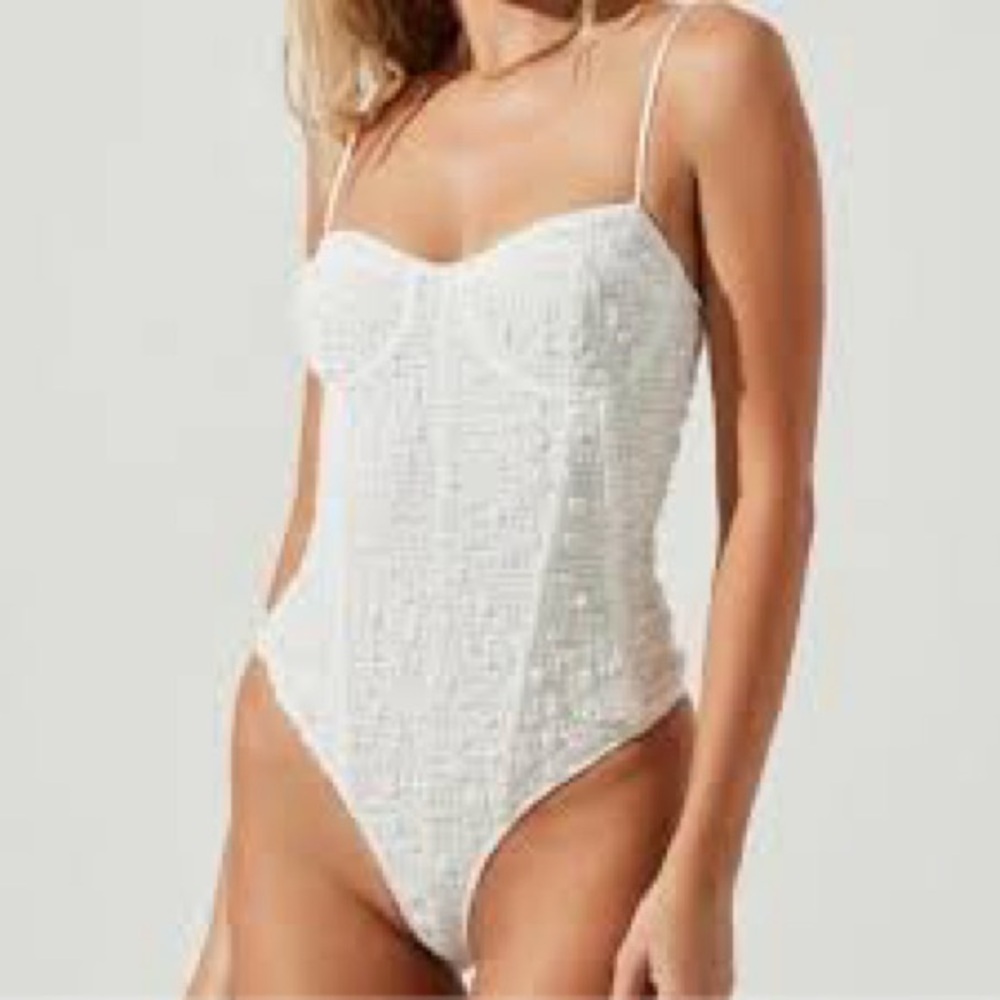 ASTR White Textured Lace Bodysuit with Spaghetti Straps